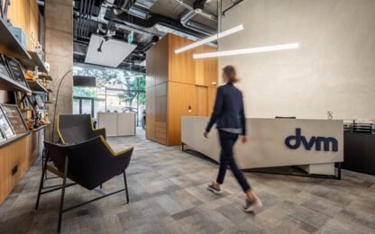 Friss stratégiával, arculattal és új irodával lép szintet a DVM
