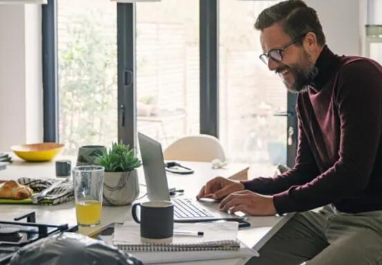 A hibrid és rugalmas munkavégzési modellek hatékonyan segíthetik a dolgozók visszatérését a munkaerőpiacra